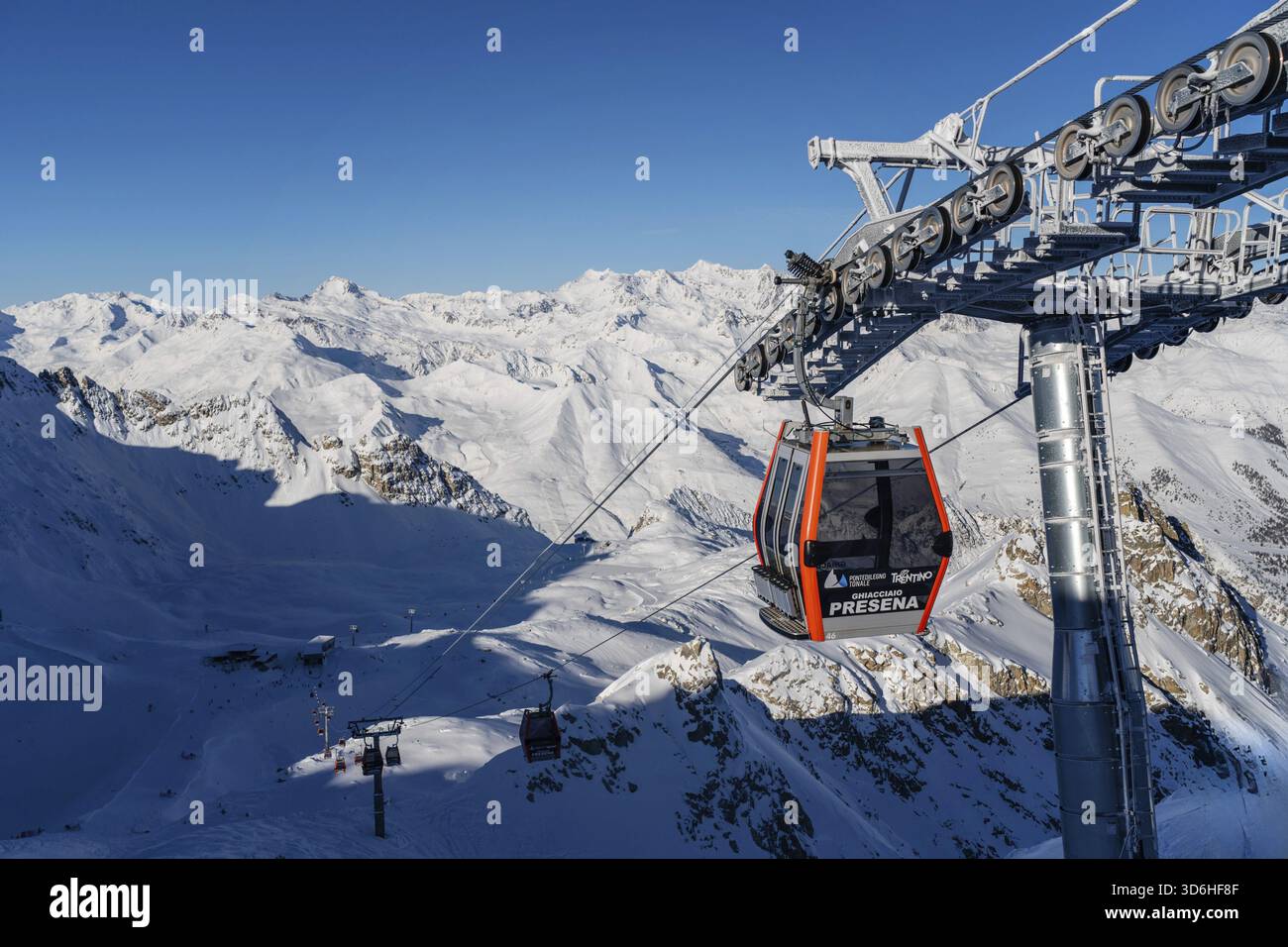 Ponte di Legno, Italie - 03.12.2023, le téléphérique glisse sur des sommets enneigés lors d'une journée d'hiver éclatante. La structure de l'ascenseur est givrée avec de la glace Banque D'Images