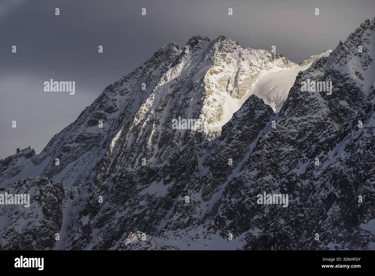 Vue panoramique sur les montagnes près de Passo tonale, Ponte di Legno, Italie. Grande chaîne de montagnes enneigées sous ciel nuageux gris. Paysage de station de ski sur clair Banque D'Images