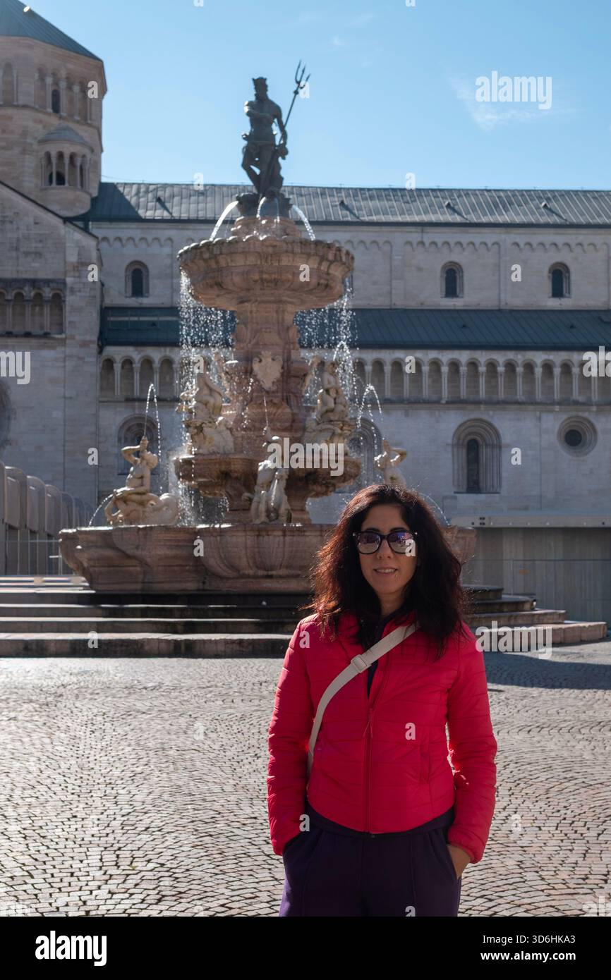 Femme sombre posant devant la fontaine de Neptune sur la Piazza Duomo à trente, dans le nord de l'Italie. La femme dans trente-huit ans Banque D'Images