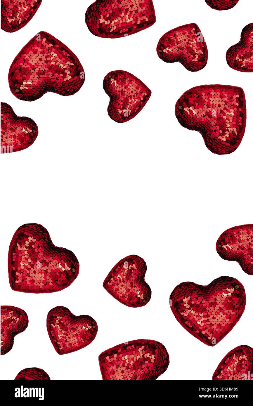 Composition de Noël ou de Saint-Valentin en coeur rouge brillant et paillettes sur une surface rose. Joyeux noël et bonne année 2021, heureux Banque D'Images