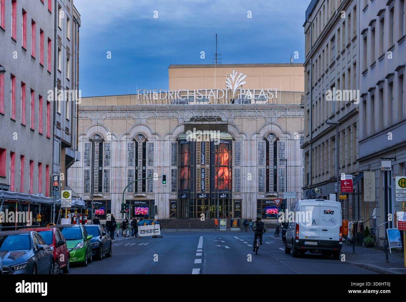 Vue en soirée du Friedrichstadt-Palast à Berlin, Allemagne, montrant la façade illuminée du théâtre encadrée par les bâtiments environnants. Banque D'Images