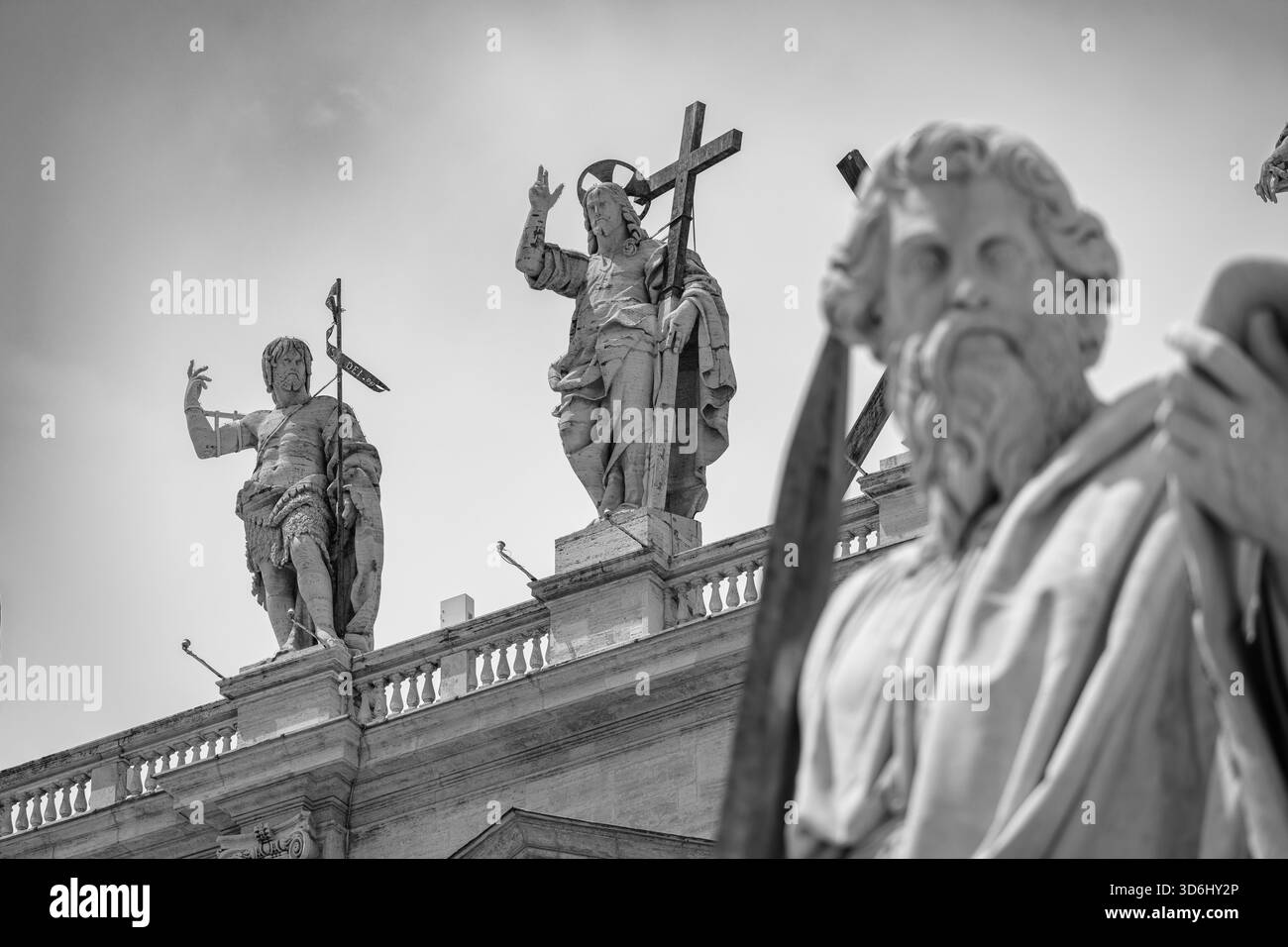 Christ Rédempteur flanqué de Saint Jean Baptiste (et d'autres saints) au sommet de la basilique Saint-Pierre à Rome. Banque D'Images