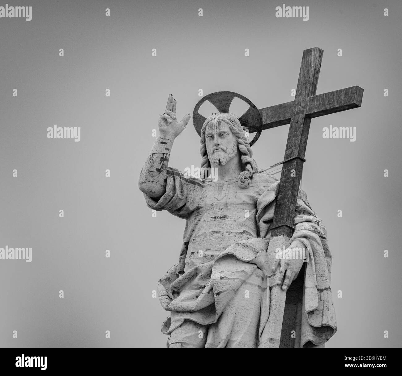 Christ Rédempteur (par Cristoforo Stati) flanqué de Saint Jean Baptiste et Saint André l'Apôtre au sommet de la basilique Saint-Pierre à Rome. Banque D'Images