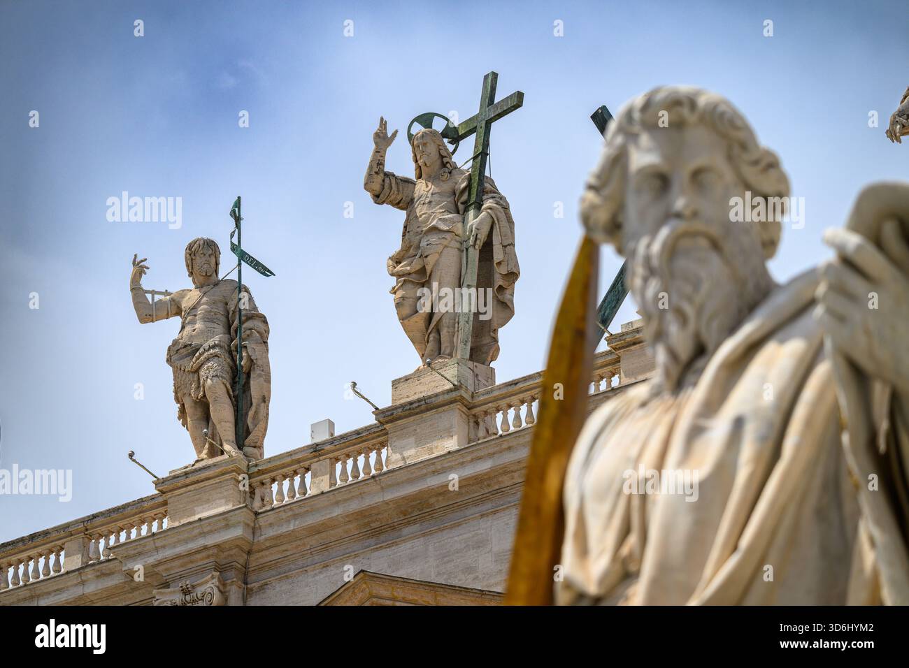 Christ Rédempteur (par Cristoforo Stati) flanqué de Saint Jean Baptiste (et d'autres saints) au sommet de la basilique Saint-Pierre à Rome. Banque D'Images