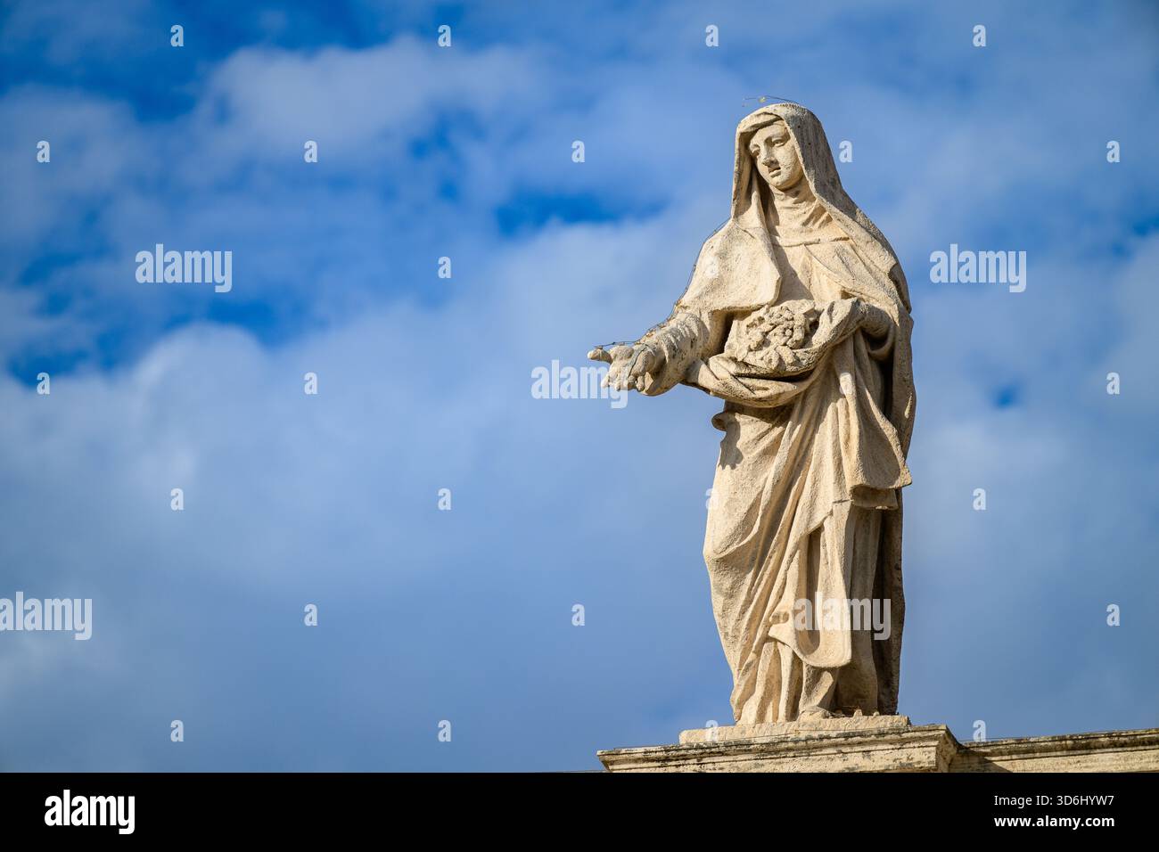 Sainte Élisabeth de Portugal, sculptée par Lazzaro Morelli, au sommet de la colonnade de la basilique Saint-Pierre au Vatican, Rome, Italie. Banque D'Images