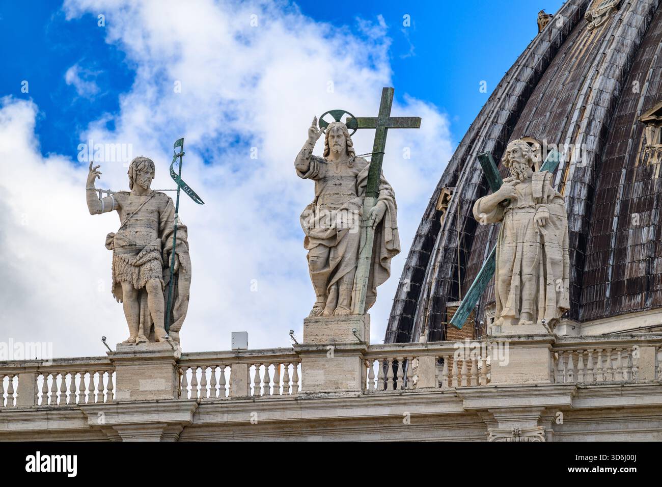 Christ Rédempteur (par Cristoforo Stati) flanqué de Saint Jean Baptiste et Saint André l’Apôtre au sommet de la basilique Saint-Pierre au Vatican, Rome, Italie. Banque D'Images