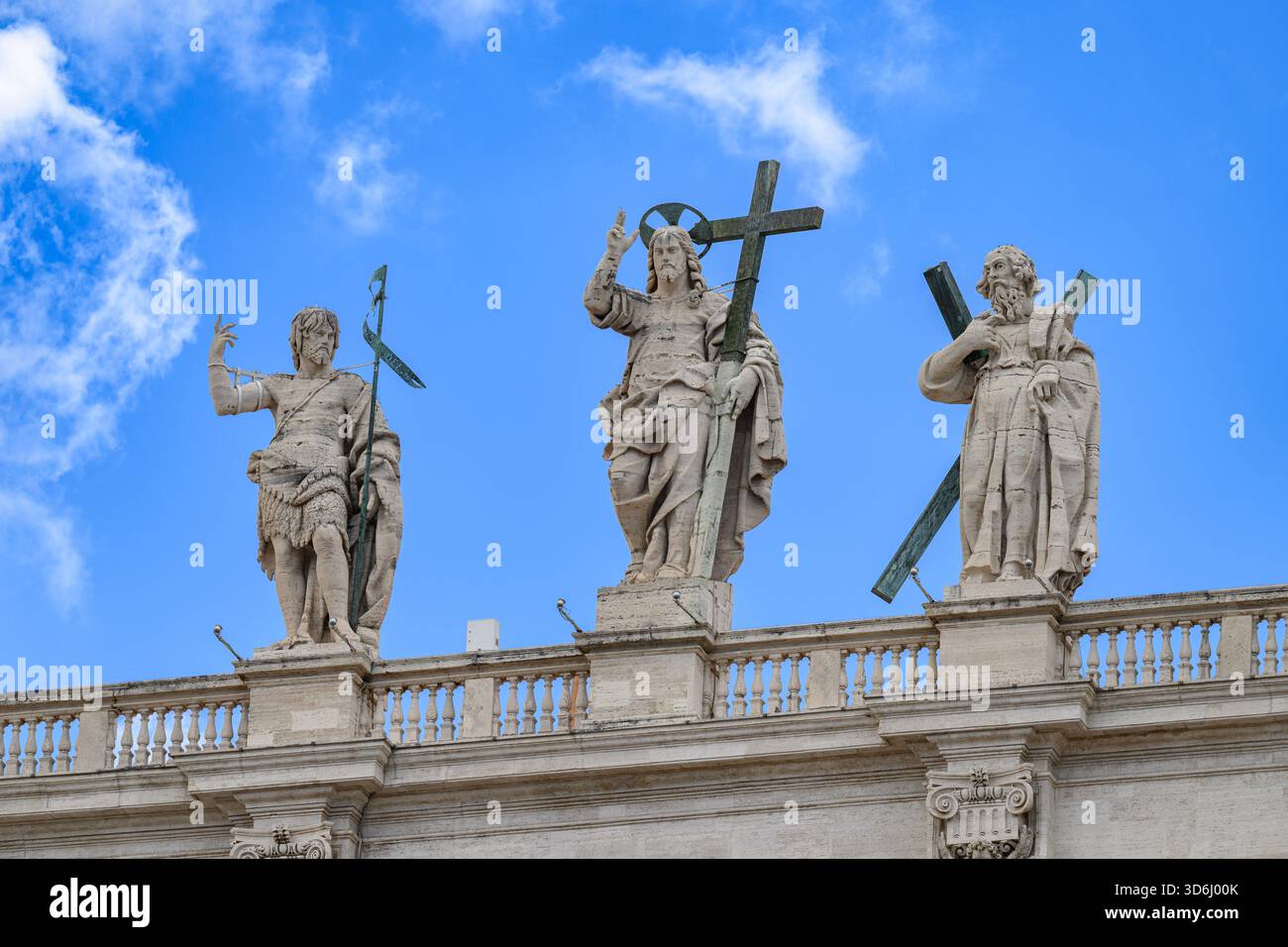 Christ Rédempteur (par Cristoforo Stati) flanqué de Saint Jean Baptiste et Saint André l’Apôtre au sommet de la basilique Saint-Pierre au Vatican, Rome, Italie. Banque D'Images