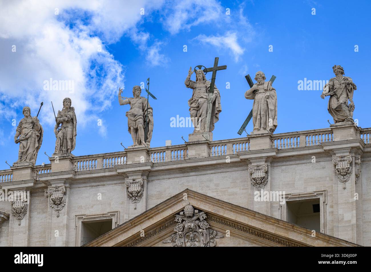 Christ Rédempteur flanqué de Saint Jean Baptiste et de Saint André l'Apôtre (et d'autres saints) au sommet de la basilique Saint-Pierre au Vatican, Rome, Italie. Banque D'Images