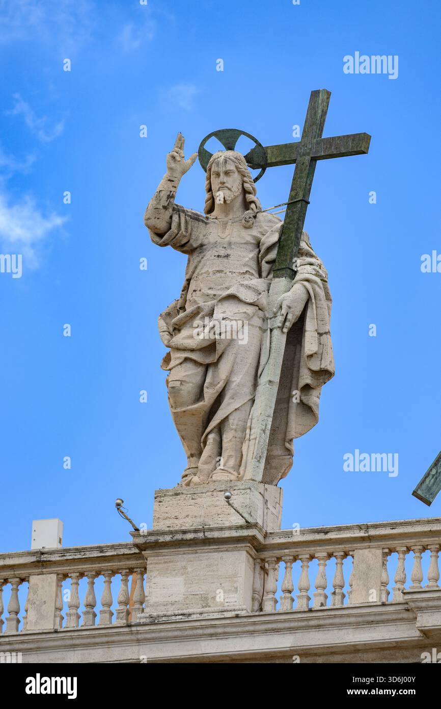 Christ Rédempteur (par Cristoforo Stati) au sommet de la basilique Saint-Pierre au Vatican, Rome, Italie. Banque D'Images