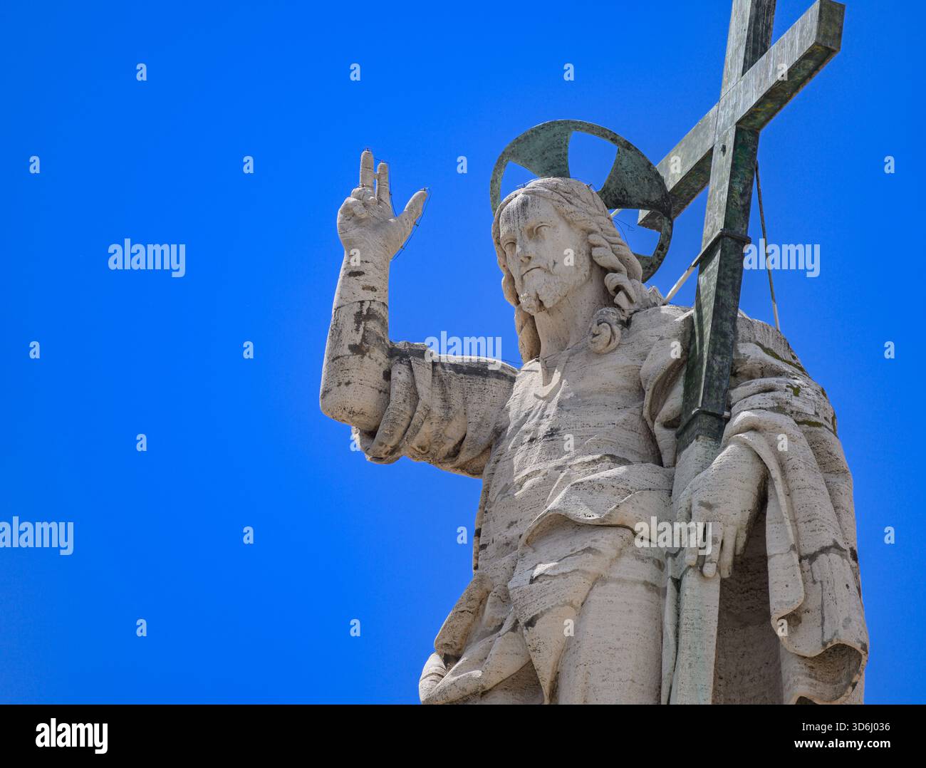 Christ Rédempteur (par Cristoforo Stati) au sommet de la basilique Saint-Pierre au Vatican, Rome, Italie. Banque D'Images