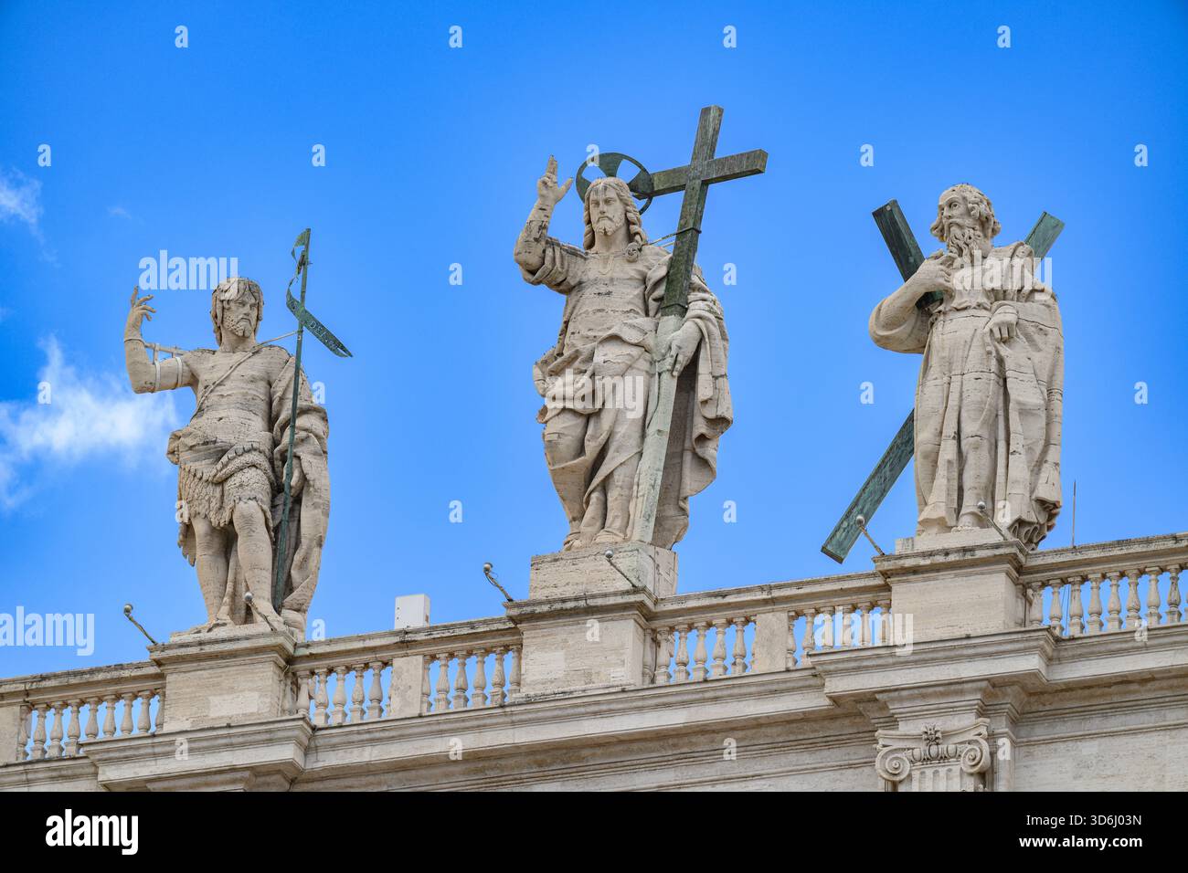 Christ Rédempteur (par Cristoforo Stati) flanqué de Saint Jean Baptiste et Saint André l’Apôtre au sommet de la basilique Saint-Pierre au Vatican, Rome, Italie. Banque D'Images