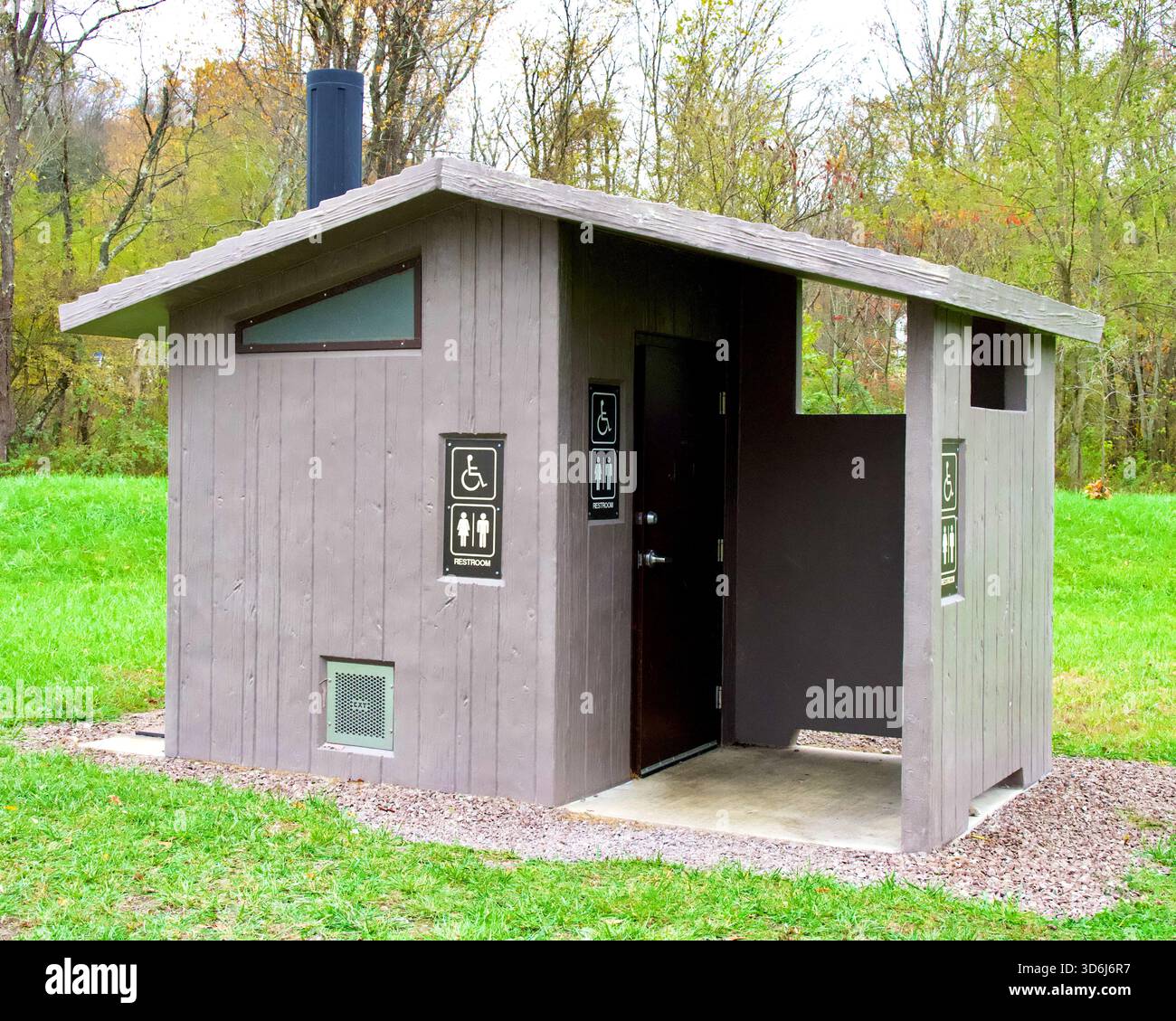 Garrett, Pennsylvanie, 19 octobre 2025 : toilettes publiques dans une aire de stationnement pour un point d'accès au sentier ferroviaire Great Allegheny passage (GAP). Banque D'Images
