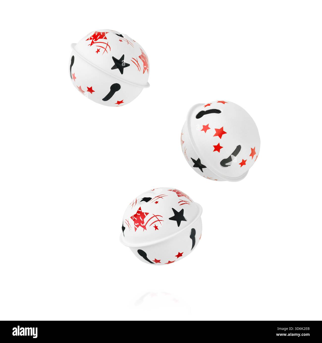 Trois cloches de Noël blanches avec motif d'étoile rouge tombant isolé sur fond blanc avec chemin de découpage. Elément de conception. Banque D'Images