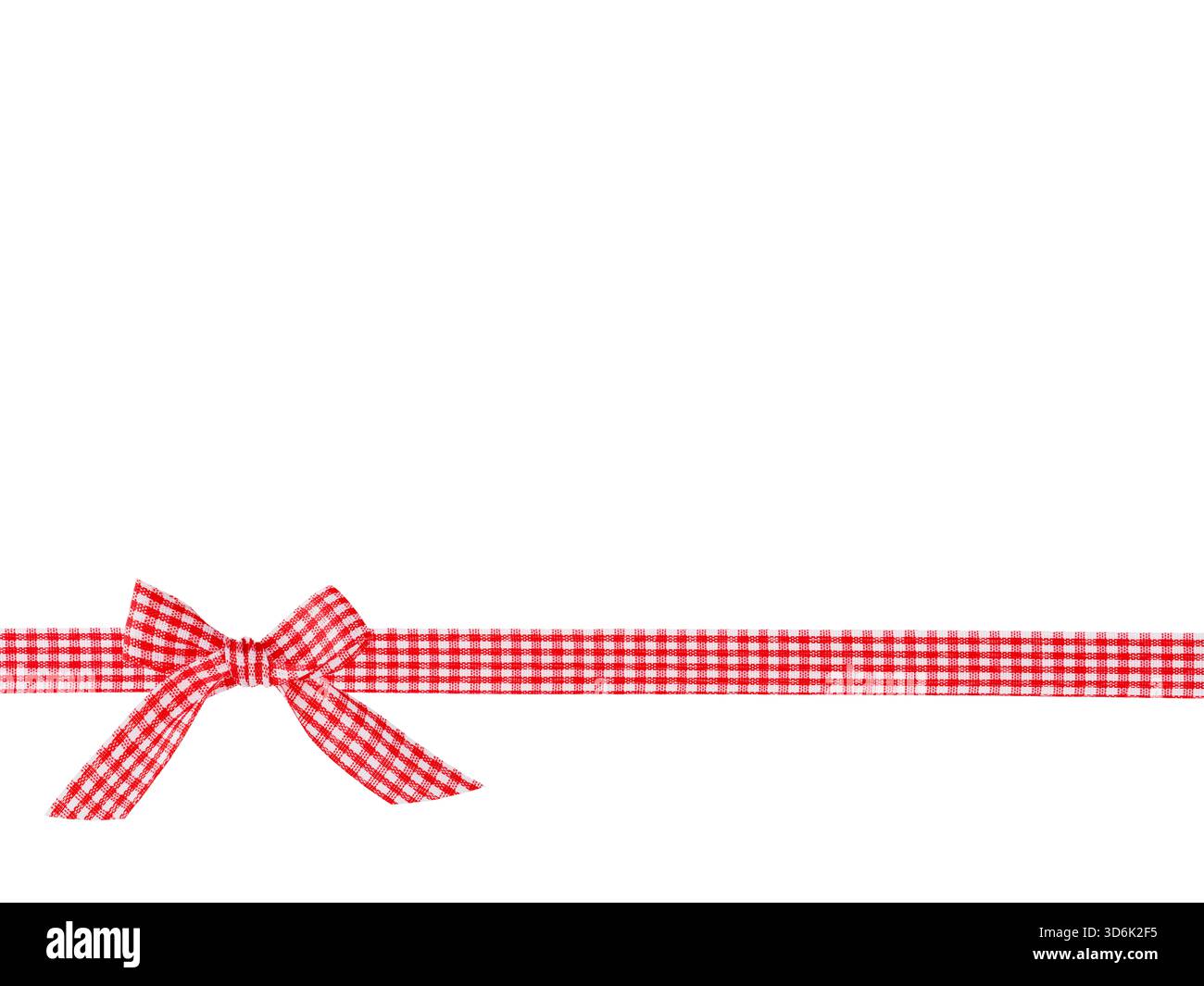 Ruban à carreaux rouge et blanc avec arc rouge situé horizontalement suspendu isolé sur fond blanc avec chemin de découpage. Concept de vente des fêtes. Conception Banque D'Images