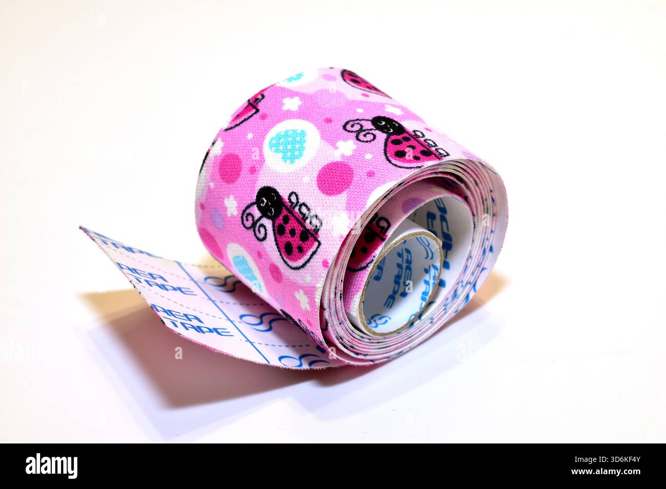 Kinesio tape Rea Tape Rea Tape Pattern Ladybug 5m x 5cm sur fond blanc. Banque D'Images