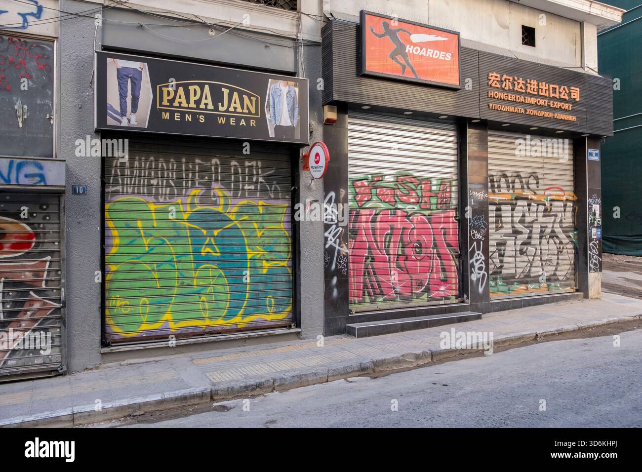Magasins fermés et graffinés à Athènes, Grèce. Banque D'Images