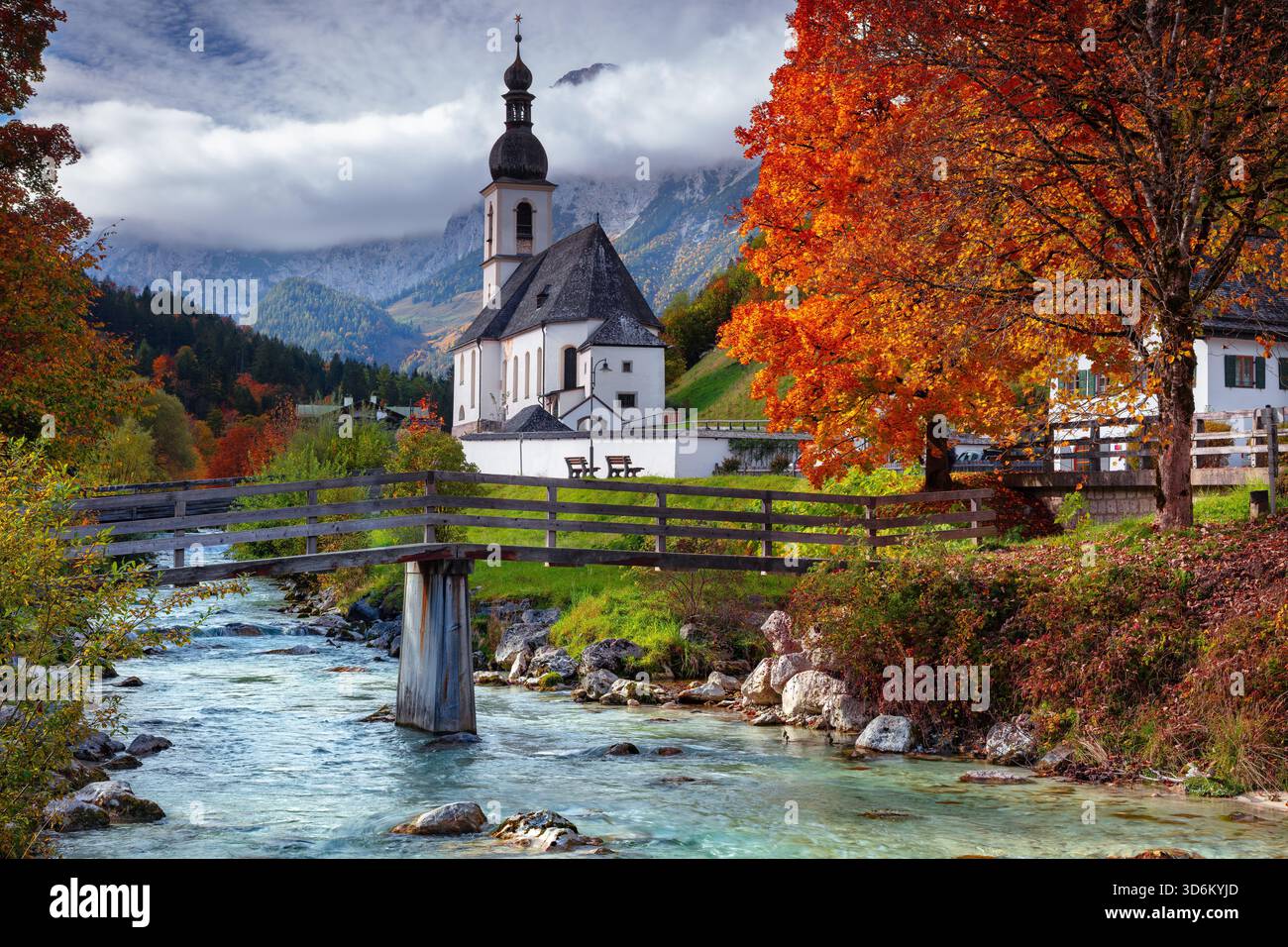 Automne dans les Alpes. Image de paysage des Alpes bavaroises avec l'église paroissiale de Sebastian situé à Ramsau BEI Berchtesgaden, Allemagne pendant belle Banque D'Images