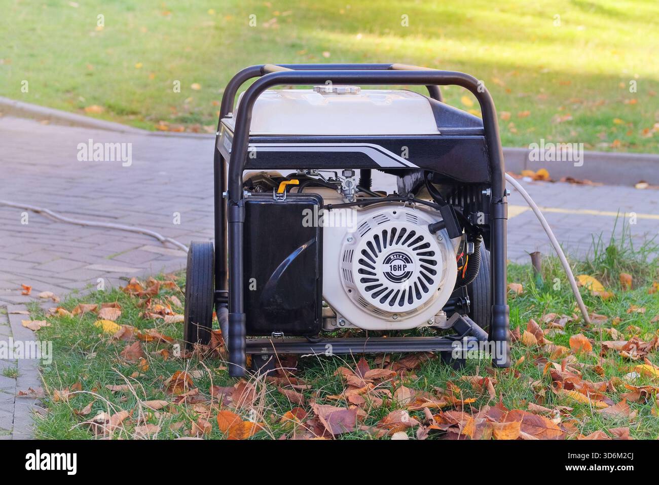 Indépendance énergétique. Générateur diesel. Générateur mobile à usage professionnel. Générateur d'alimentation extérieur placé en ville dans la journée ensoleillée. Banque D'Images