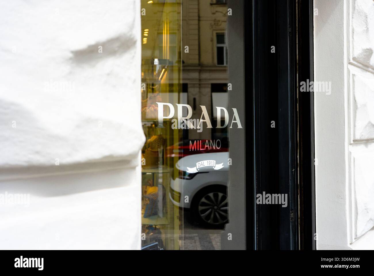 Prague, République tchèque - 09.2025 : enseigne de la marque de luxe Prada. Banque D'Images