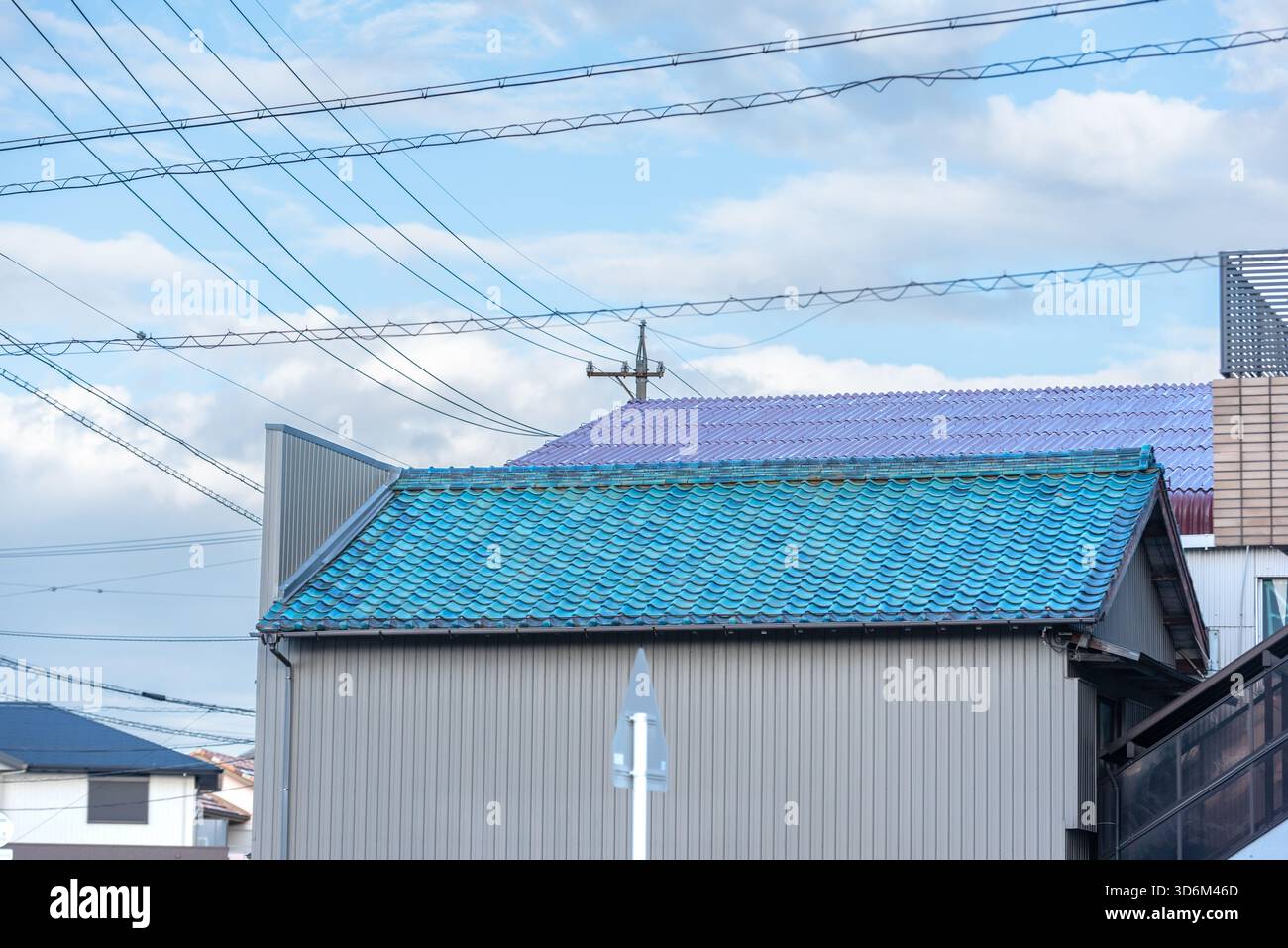 Toits carrelés bleu vif et violet au Japon Banque D'Images