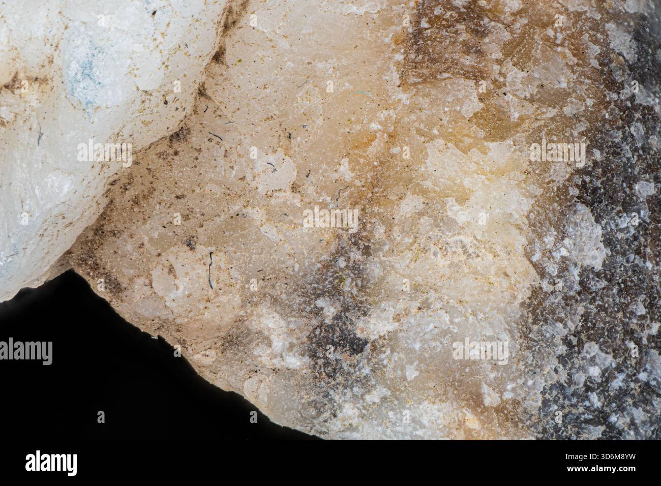 Macro gros plan de texture de roche cristalline beige avec des dépôts minéraux semblables au sel Banque D'Images