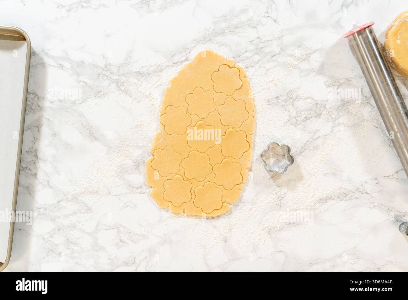 Formes de biscuit de fleur dans la feuille de pâte Banque D'Images