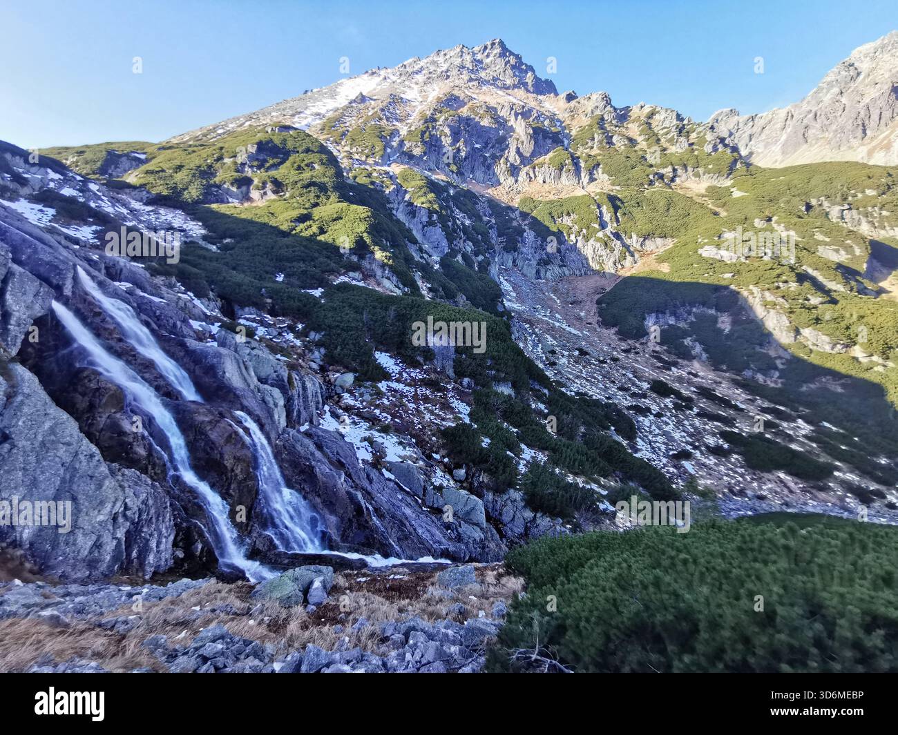Siklawa (Wodospad Siklawy), Dolina Pięciu Stawów Polskich, montagnes des Tatras, Pologne – chute d’eau dans la vallée alpine au début de l’hiver. - Image de stock capturée avec un smartphone
