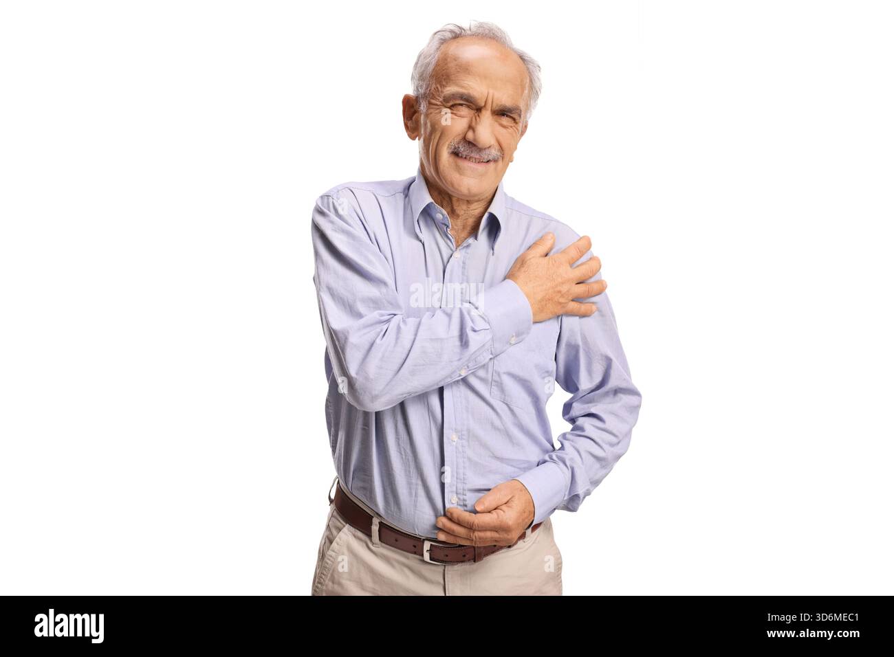 Homme âgé avec douleur à l'épaule isolé sur fond blanc Banque D'Images