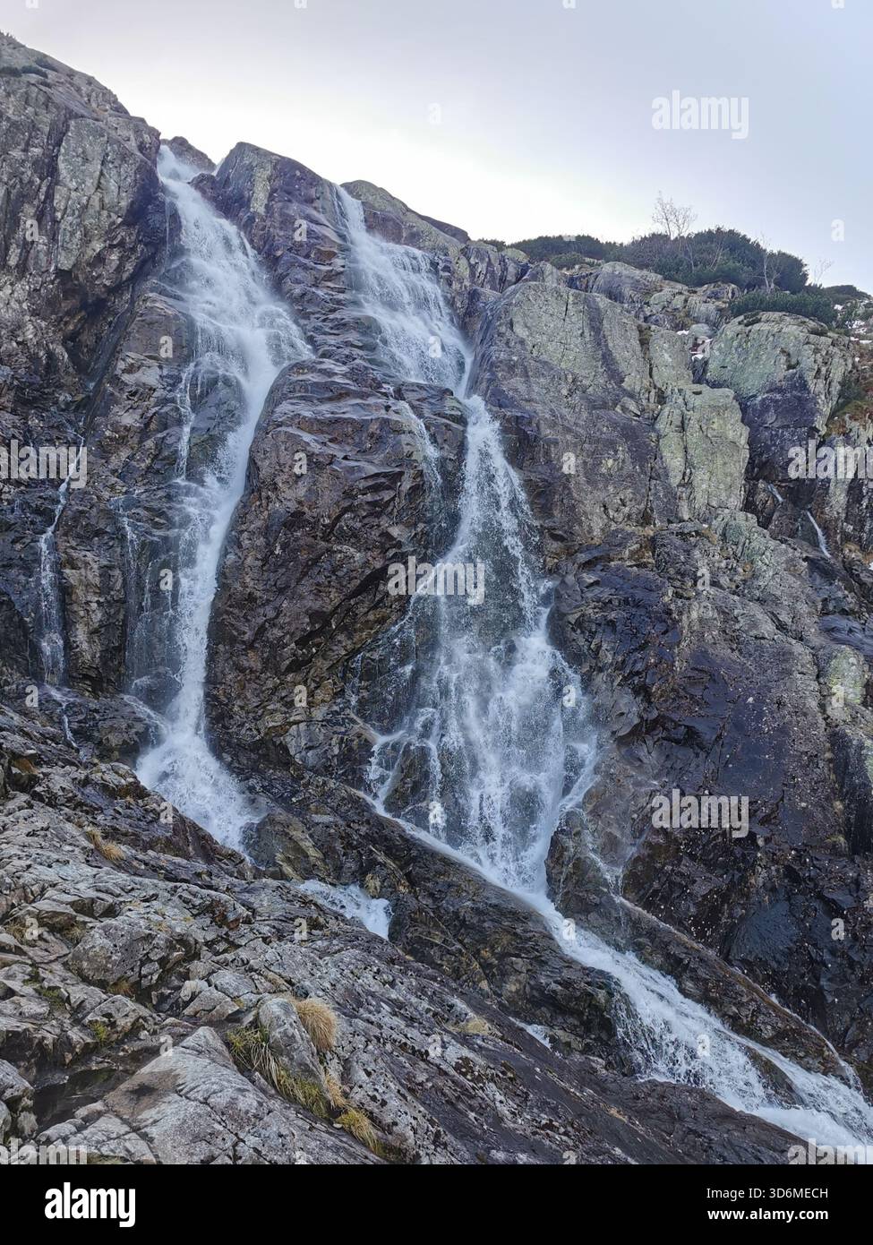 Siklawa (Wodospad Siklawy), Dolina Pięciu Stawów Polskich, montagnes des Tatras, Pologne – chute d’eau dans la vallée alpine au début de l’hiver. - Image de stock capturée avec un smartphone