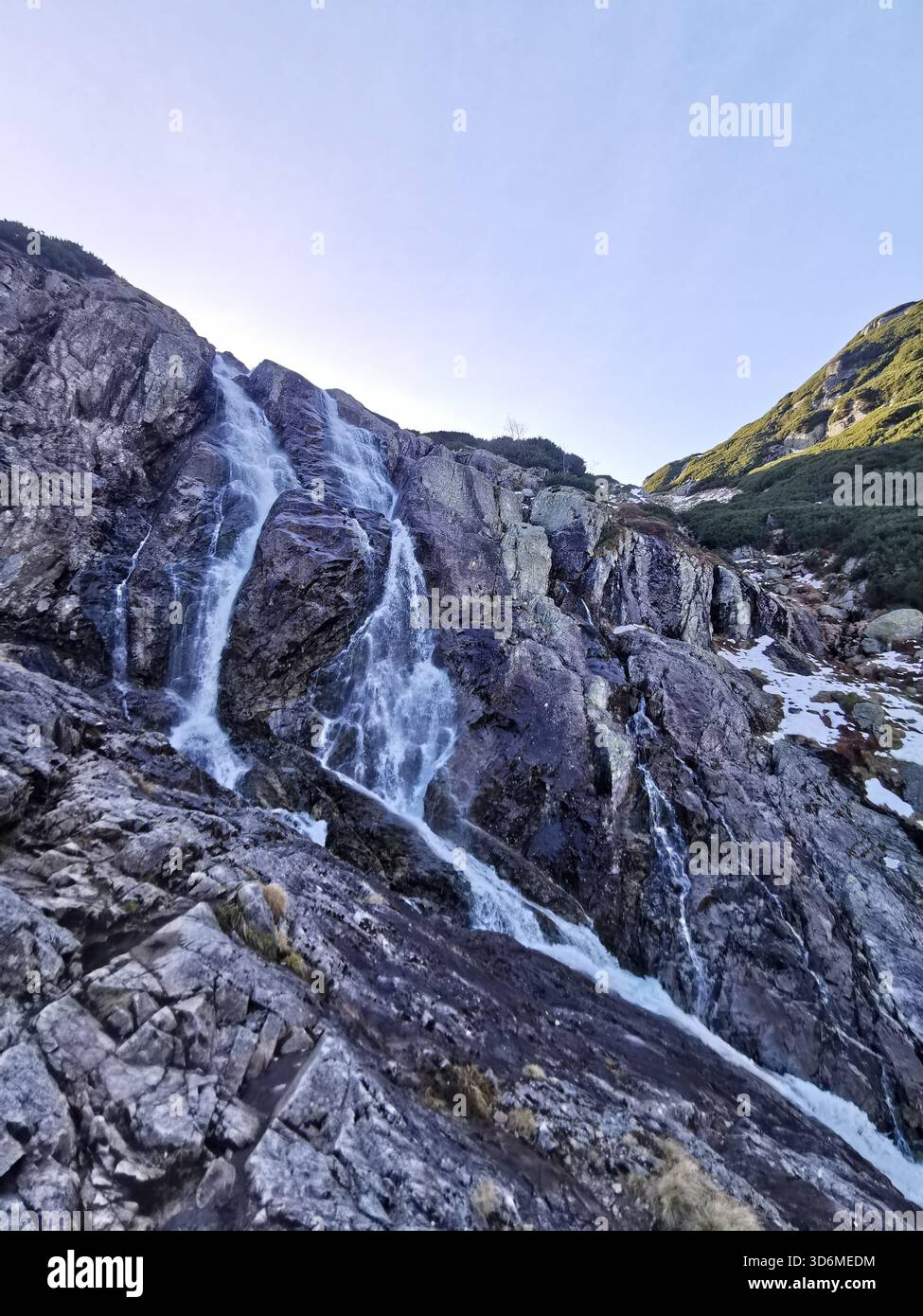 Siklawa (Wodospad Siklawy), Dolina Pięciu Stawów Polskich, montagnes des Tatras, Pologne – chute d’eau dans la vallée alpine au début de l’hiver. - Image de stock capturée avec un smartphone