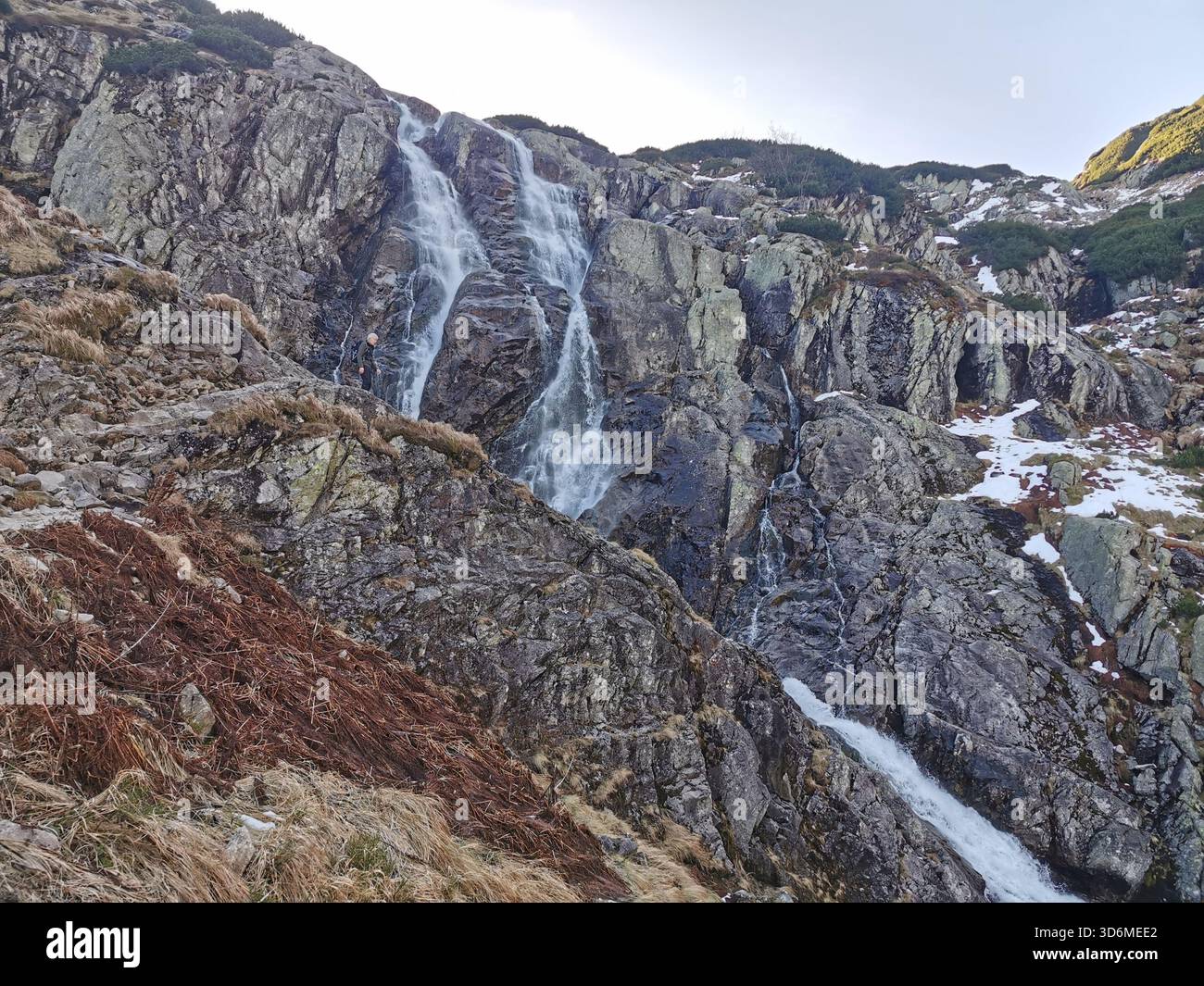 Siklawa (Wodospad Siklawy), Dolina Pięciu Stawów Polskich, montagnes des Tatras, Pologne – chute d’eau dans la vallée alpine au début de l’hiver. - Image de stock capturée avec un smartphone