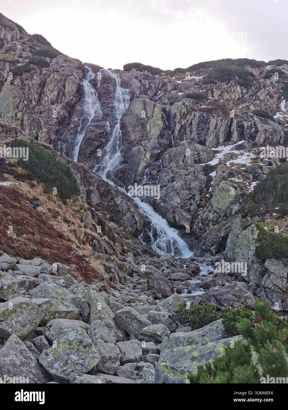 Siklawa (Wodospad Siklawy), Dolina Pięciu Stawów Polskich, montagnes des Tatras, Pologne – chute d’eau dans la vallée alpine au début de l’hiver. - Image de stock capturée avec un smartphone