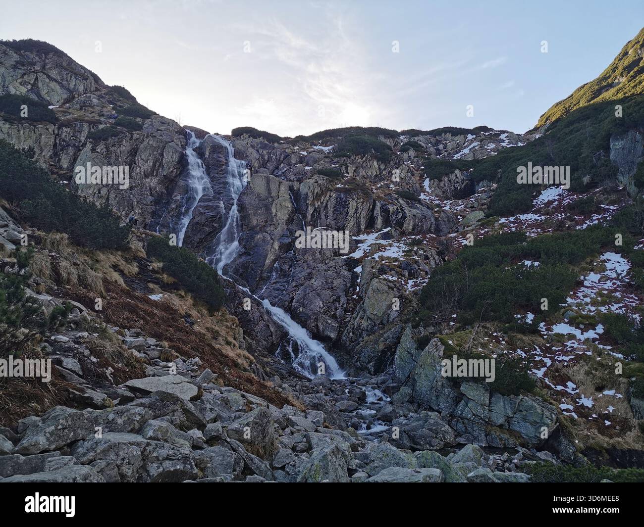 Siklawa (Wodospad Siklawy), Dolina Pięciu Stawów Polskich, montagnes des Tatras, Pologne – chute d’eau dans la vallée alpine au début de l’hiver. - Image de stock capturée avec un smartphone