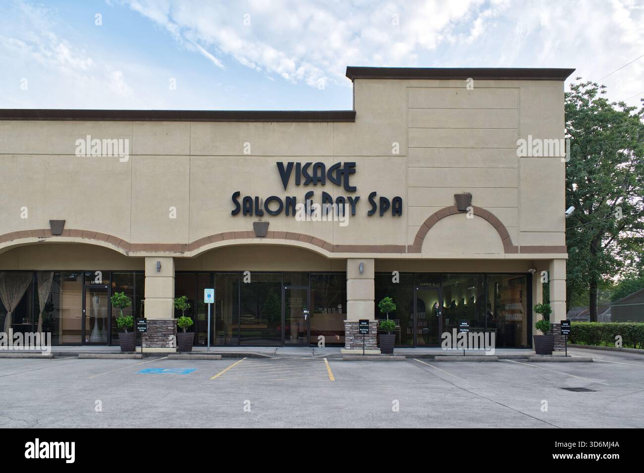 Houston, Texas États-Unis 07-20-2025 : extérieur de la vitrine d'affaires du salon visage et Day Spa. Banque D'Images