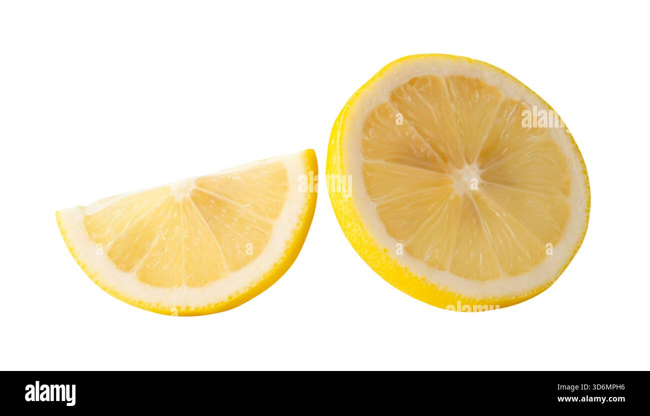 Vue avant ensemble de fruits de citron jaune mûr en tranches en cercle et en forme de quart est isolé sur fond blanc avec chemin de découpage. Banque D'Images