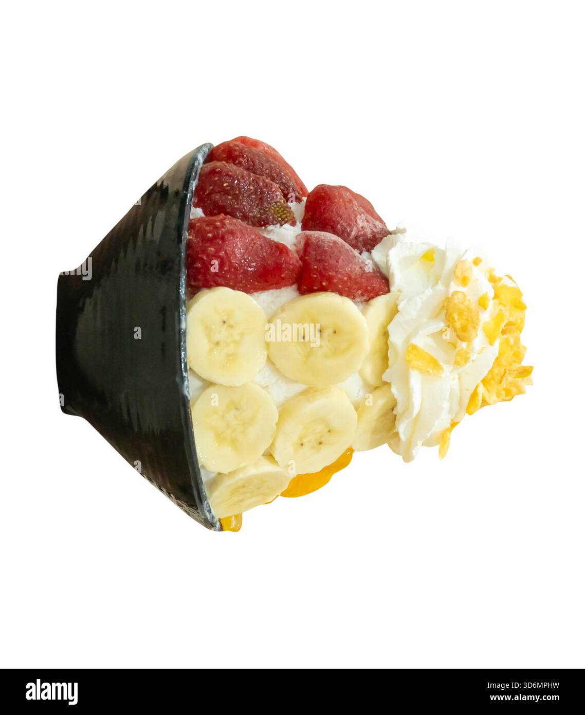 Bingsu coréen dans un petit bol noir avec plusieurs fruits garniture est isolé sur fond blanc avec chemin de découpage. Banque D'Images