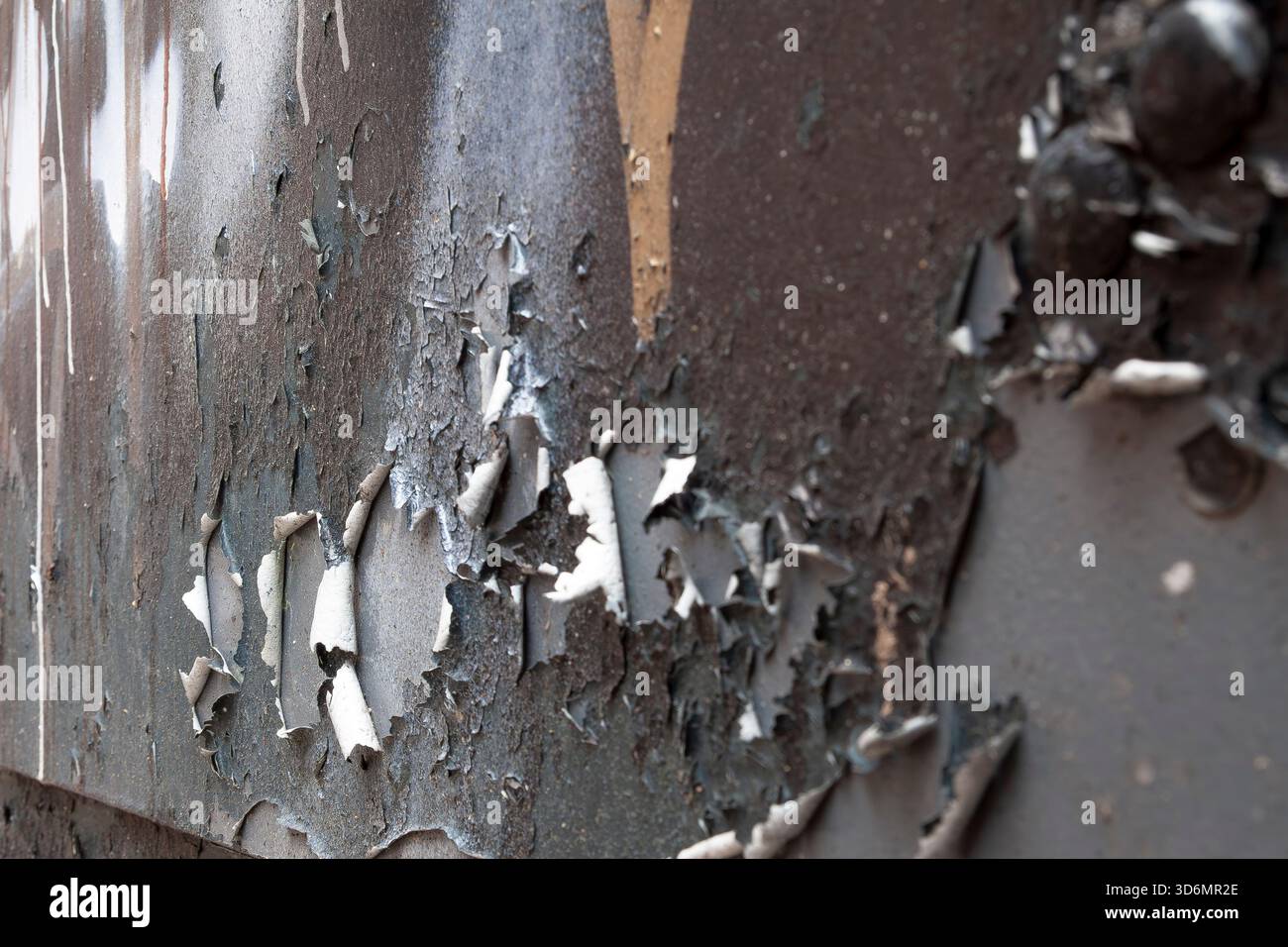 Peeling de peinture en couches et fond texturé altéré Banque D'Images