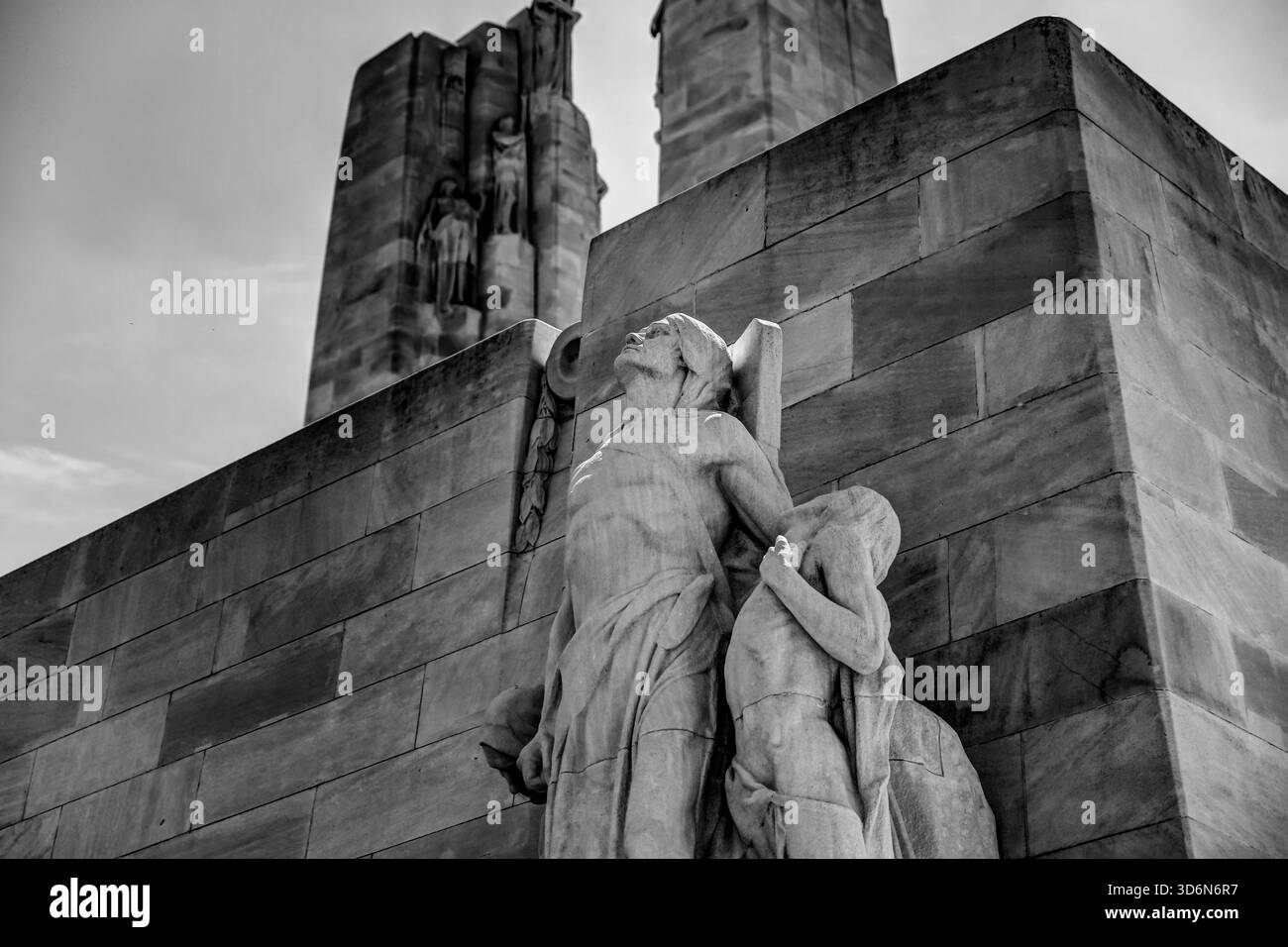 Monument commémoratif national du Canada de la crête de Vimy dans le nord de la France, commémorant les soldats canadiens de la première Guerre mondiale avec des pylônes jumeaux et une batte environnante Banque D'Images