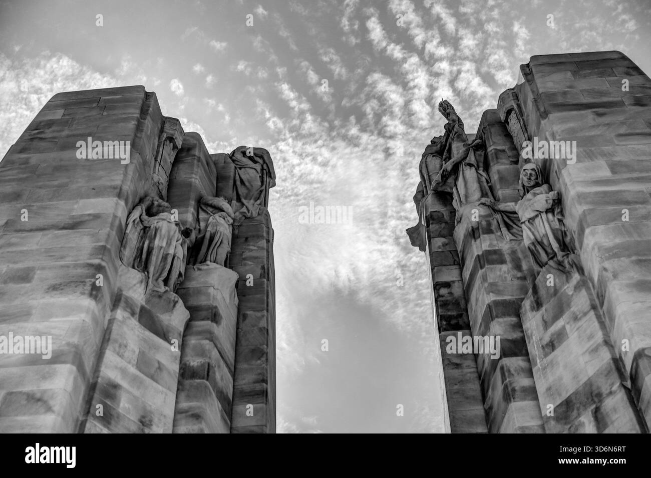Monument commémoratif national du Canada de la crête de Vimy dans le nord de la France, commémorant les soldats canadiens de la première Guerre mondiale avec des pylônes jumeaux et une batte environnante Banque D'Images