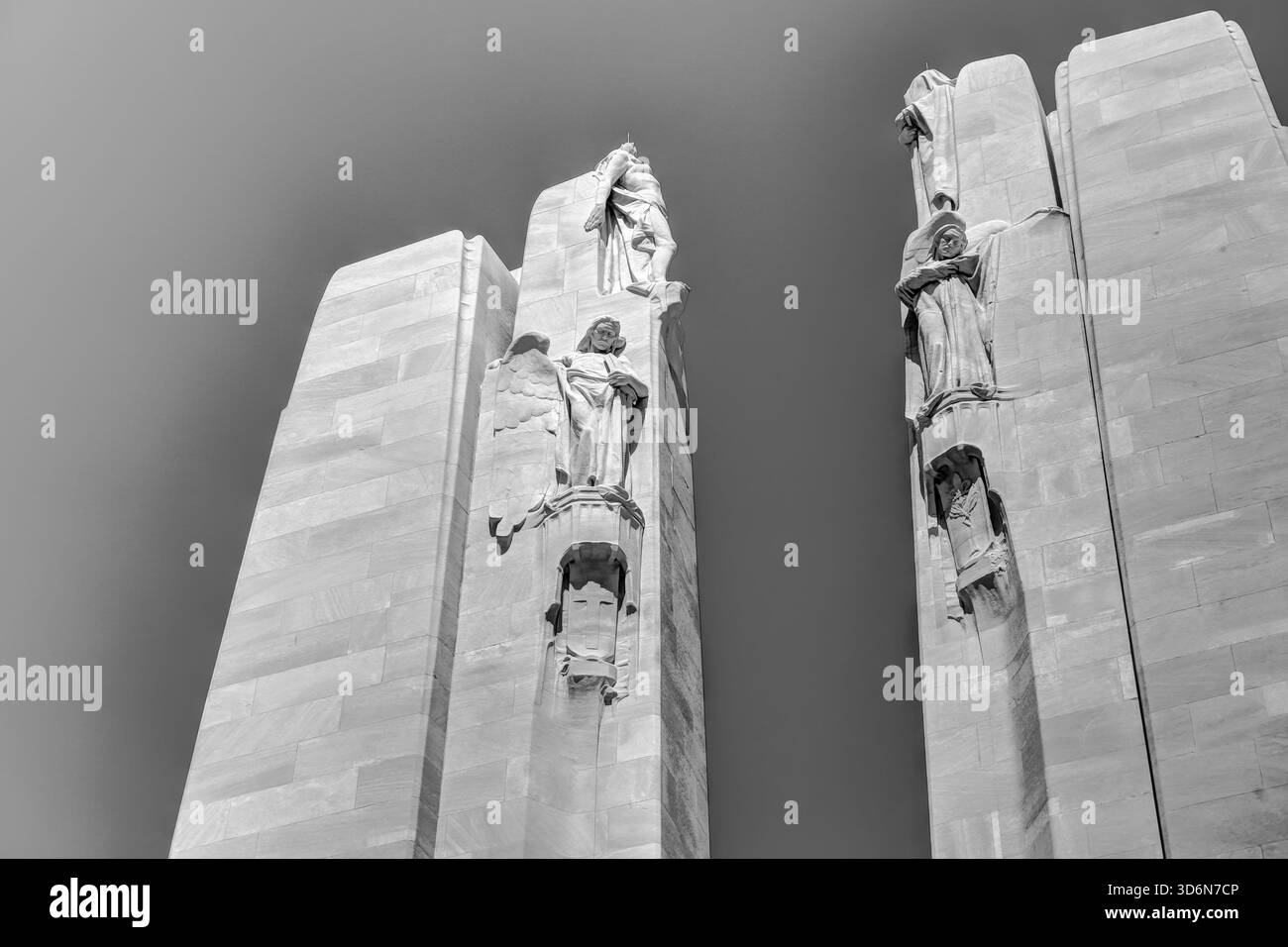 Monument commémoratif national du Canada de la crête de Vimy dans le nord de la France, commémorant les soldats canadiens de la première Guerre mondiale avec des pylônes jumeaux et une batte environnante Banque D'Images