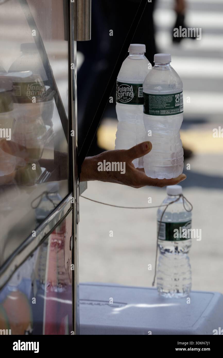 bouteilles d'eau à vendre sur une rue de la ville Banque D'Images