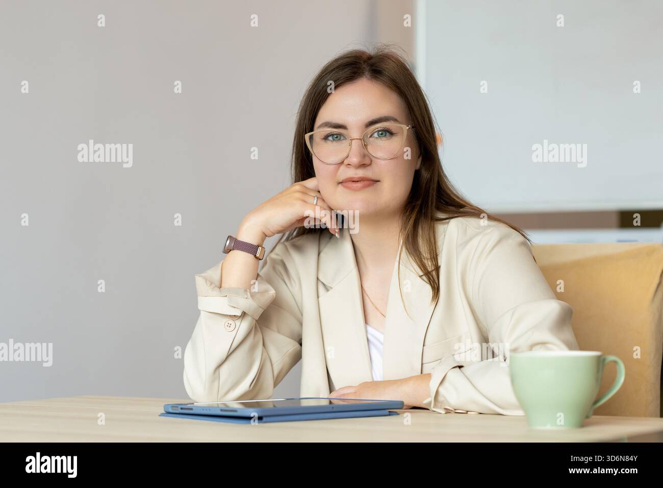 Femme professionnelle portrait assise au bureau devant le tableau blanc Banque D'Images