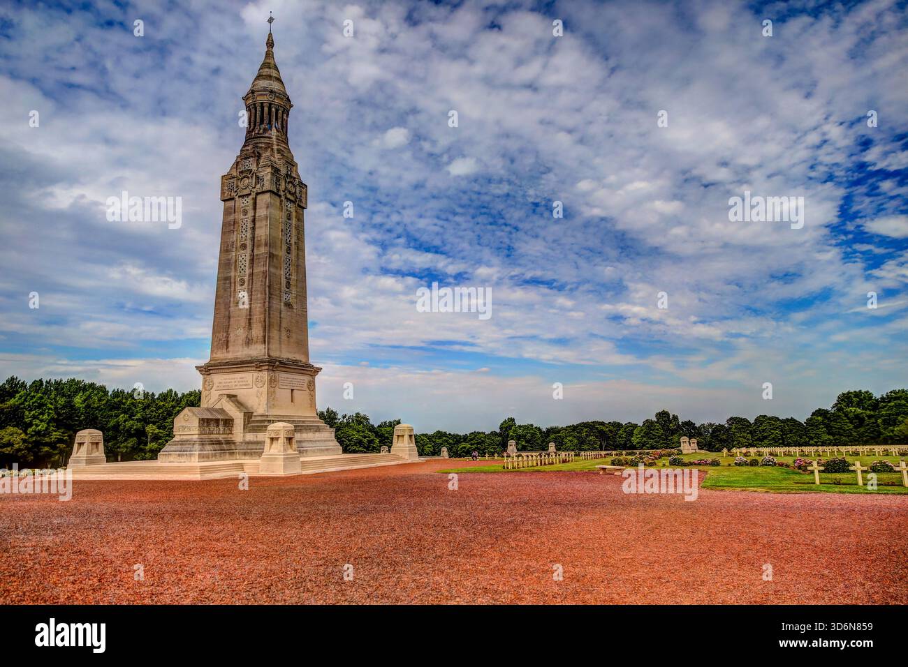 Tour de lanterne et cimetière militaire français à notre-Dame-de-Lorette près d'Ablain-Saint-Nazaire dans le nord de la France, commémorant les morts de la première Guerre mondiale. Banque D'Images