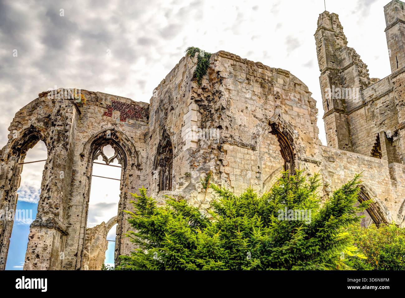 Ruines de l'église de la première Guerre mondiale à Ablain-Saint-Nazaire, pas-de-Calais, France, montrant les murs de pierre brisés et les arches Banque D'Images