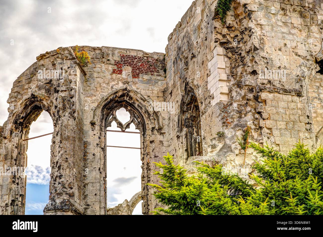 Ruines de l'église de la première Guerre mondiale à Ablain-Saint-Nazaire, pas-de-Calais, France, montrant les murs de pierre brisés et les arches Banque D'Images