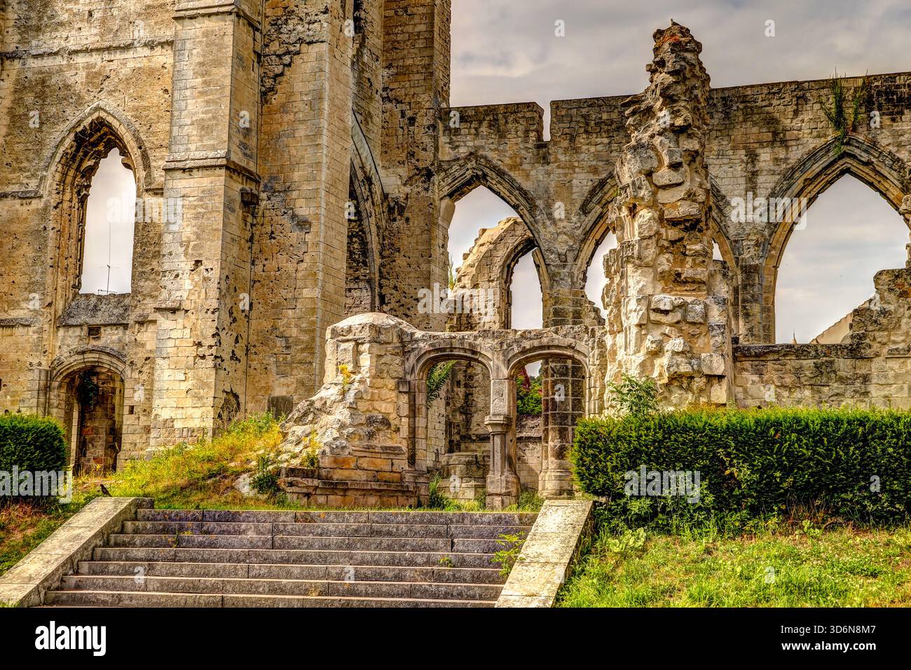 Ruines de l'église de la première Guerre mondiale à Ablain-Saint-Nazaire, pas-de-Calais, France, montrant les murs de pierre brisés et les arches Banque D'Images