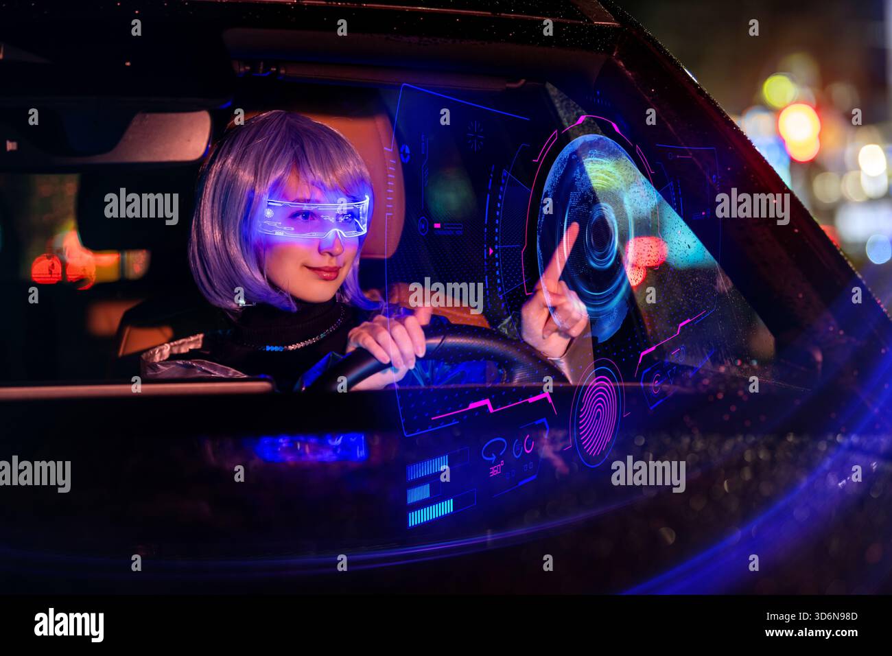 Femme dans des lunettes futuristes conduisant la voiture touchant l'affichage virtuel. Banque D'Images