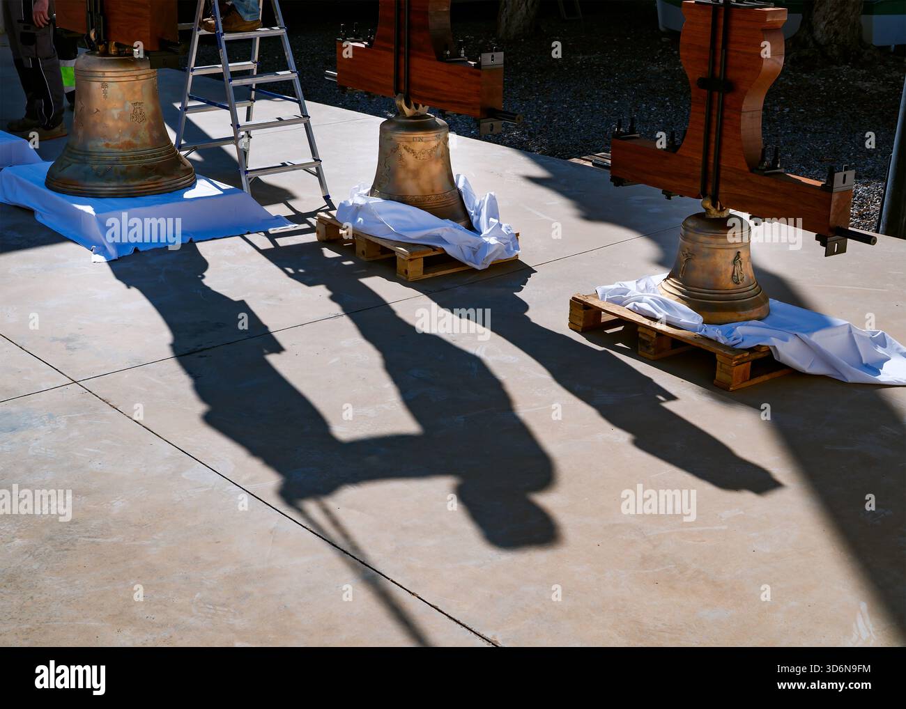 En attente d'installation : cloches et ombres en bronze Banque D'Images