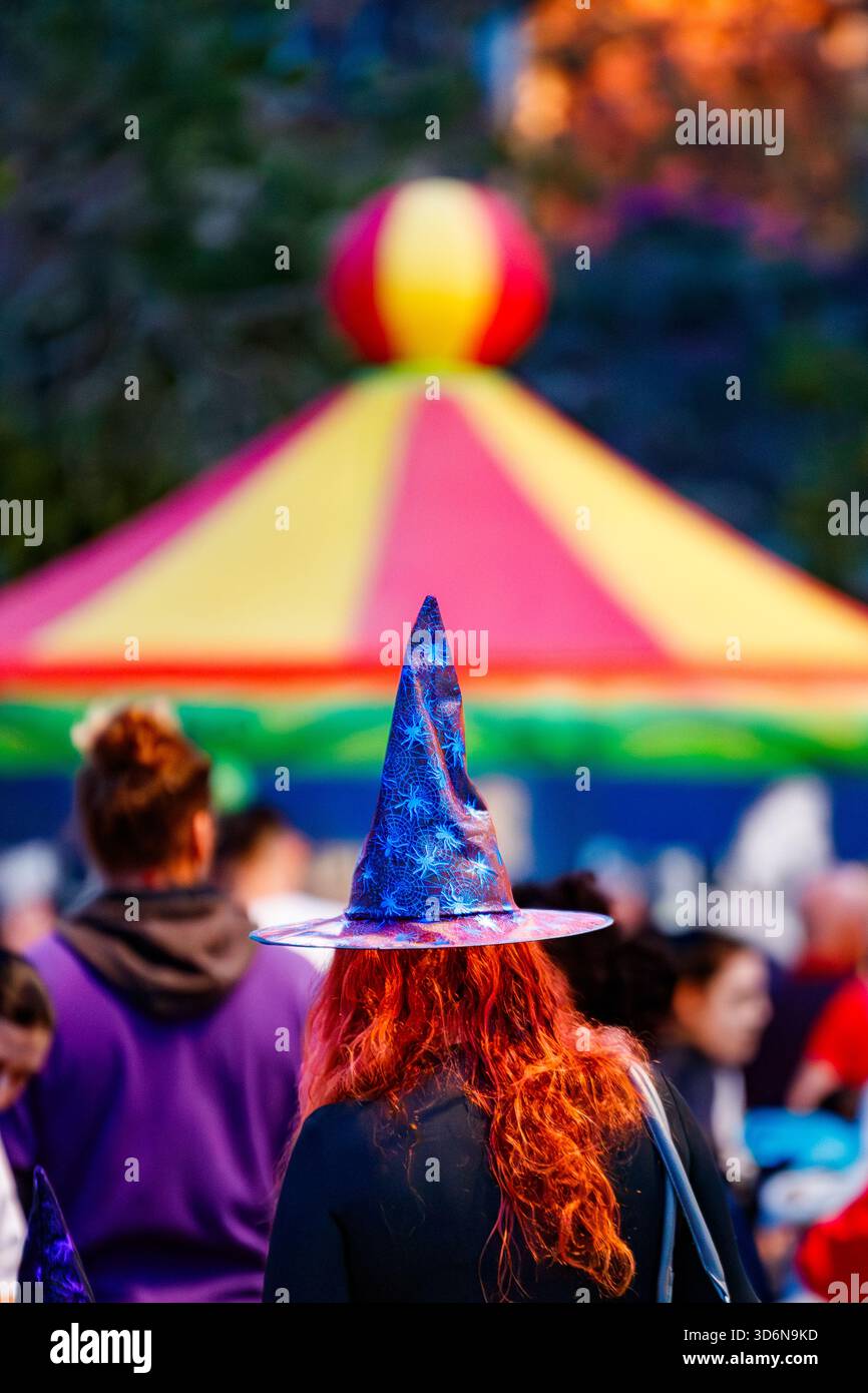 Chapeau de sorcière Blue Star et cheveux rouges Banque D'Images