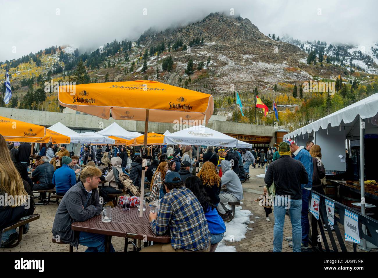 Les gens célèbrent l'Oktoberfest à la station de ski de Snowbird à Little Cottonwood Canyon dans la chaîne Wasatch des montagnes Rocheuses près de Salt Lake City, Uta Banque D'Images